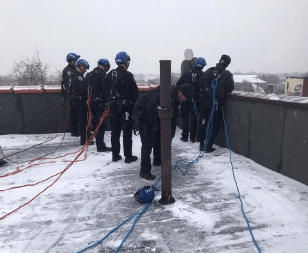 Screenshot_2019-04-23 nypd-cops-save-man-from-suicide-on-snowy-roof jpg (WEBP Image, 915 × 610 pixels).png
