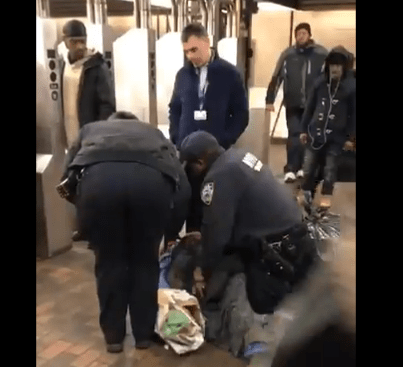 Screenshot_2019-12-04 (2) Narvin Singh Ⓥ on Twitter 1 Jamaica Center subway station in Queens Cops on top of and handcuffin[...](3).png