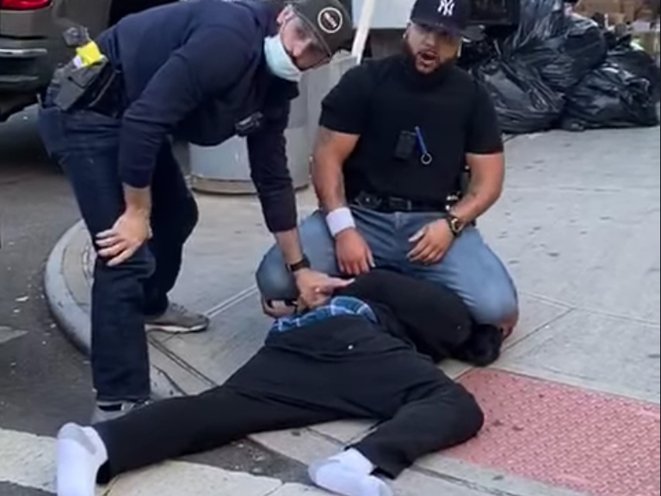 nypdheadkneel.2e16d0ba.fill-661x496